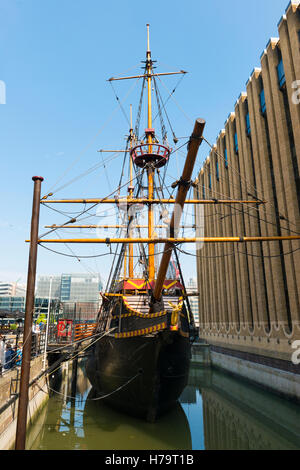 London City Southbank Kopie 16 th C Galeone Schiff Golden Hinde Hind in dem Sir Francis Drake segelte Runde Welt 1577-80 Stockfoto