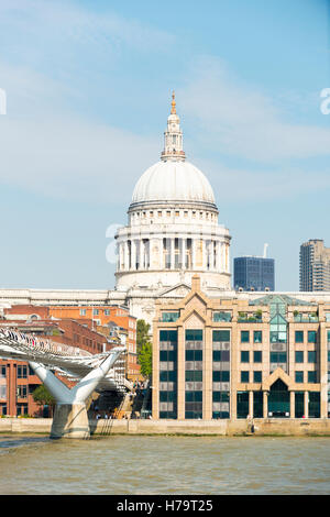 London City Southbank Blick auf die Millennium Bridge & St Pauls Cathedral Sir Christopher Wren erbaut 1711 Grad 1 Themse ufer Büros aufgeführt Stockfoto