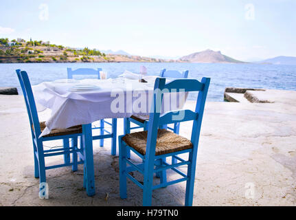 traditionelle Taverne auf einer griechischen Insel vor der Ägäis Stockfoto