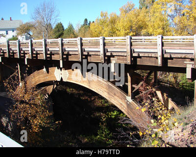 Hölzerne Bogenbrücke über den Eagle River Stockfoto