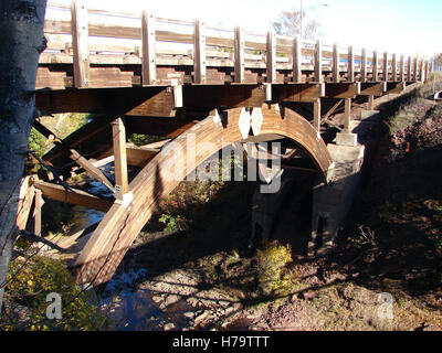 Hölzerne Bogenbrücke über den Eagle River Stockfoto