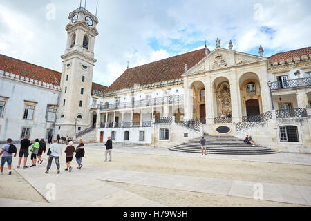 Gesamtansicht des Hofes Königspalast, Bestandteil der Universität Coimbra, Portugal Stockfoto