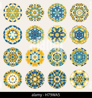 Satz von sechzehn runden blau gelb Mandala Kaleidoskop geometrische Ornamente Kreise Stock Vektor