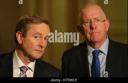 Minister für auswärtige Angelegenheiten Charles Flanagan (rechts) schaut zu, wie Taoiseach Enda Kenny zu den Medien im Parlamentsgebäude in Stormont, Belfast, über das High Court Urteil gegen den Premierminister Entscheidung spricht, Artikel 50 des Lissabon-Vertrages auslösen und starten Austritt Großbritanniens aus der Europäischen Union ohne die vorherige Autorität des Parlaments. Stockfoto