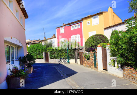 Straße im Dorf Port Grimaud in Südfrankreich Stockfoto