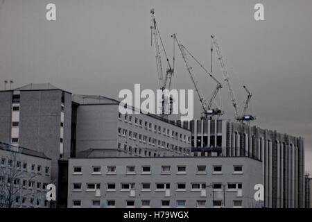 Moderne der sechziger Jahre Bau mit Kränen auf die Skyline von Arbeiterklasse Leben in grafischer form Stockfoto