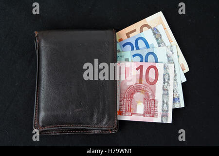 Braune Leder-Portemonnaie mit Euro-Banknoten. Stockfoto