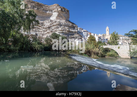 Römische Brücke, befindet sich im zentralen Teil der Stadt, auf seinem Weg durch den Fluss Júcar, Spanien Stockfoto