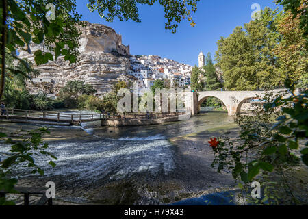Römische Brücke, befindet sich im zentralen Teil der Stadt, auf seinem Weg durch den Fluss Júcar, Spanien Stockfoto