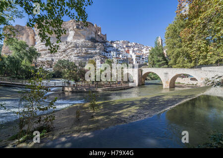 Römische Brücke, befindet sich im zentralen Teil der Stadt, auf seinem Weg durch den Fluss Júcar, Spanien Stockfoto