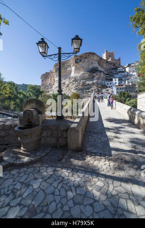Römische Brücke, befindet sich im zentralen Teil der Stadt, auf seinem Weg durch den Fluss Júcar, Spanien Stockfoto