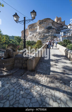 Römische Brücke, befindet sich im zentralen Teil der Stadt, auf seinem Weg durch den Fluss Júcar, Spanien Stockfoto
