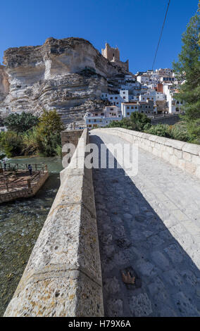Römische Brücke, befindet sich im zentralen Teil der Stadt, auf seinem Weg durch den Fluss Júcar, Spanien Stockfoto