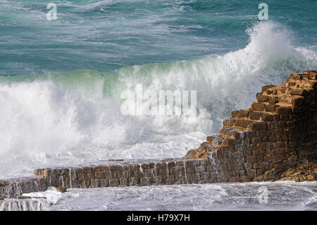 Riesenwelle Ceasaria alten Hafen, Israel Stockfoto