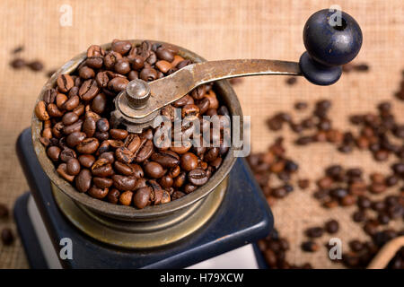 Kaffeebohnen in alte Kaffeemühle auf jute Stockfoto