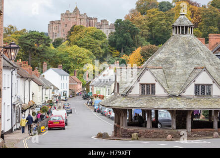 Die High Street Dunster Dorf und Garn Markt übersehen von Dunster Castle in der Nähe von Minehead, Somerset, England, UK Stockfoto