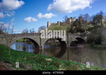 Blick auf Dinham Brücke, Ludlow, mit Ludlow Castle im Hintergrund. Stockfoto