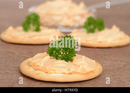 Cracker mit Lachspastete auf Holz Stockfoto