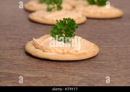 Makro Lachs Pastete auf cracker Stockfoto