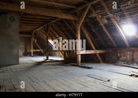 Dachboden, Holzbalken im alten Dachboden / Dach vor Bau Stockfoto