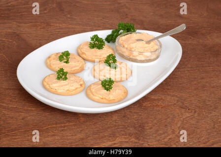 Platte-Cracker mit Salomn Pate und Petersilie Stockfoto