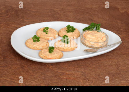 Teller mit Lachspastete Cracker Stockfoto