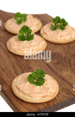 Lachspastete Cracker auf Schneidebrett Stockfoto