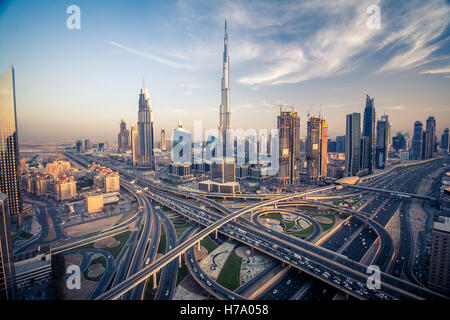 Skyline von Dubai mit schönen Stadt in der Nähe der verkehrsreichsten Autobahn auf den Verkehr Stockfoto