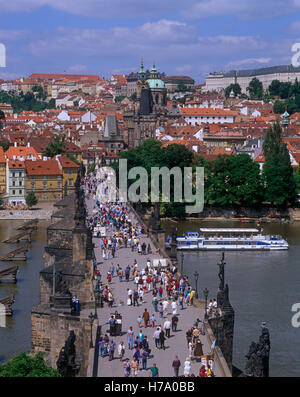 Touristen auf der Karlsbrücke, Prag, Tschechische Republik. Stockfoto