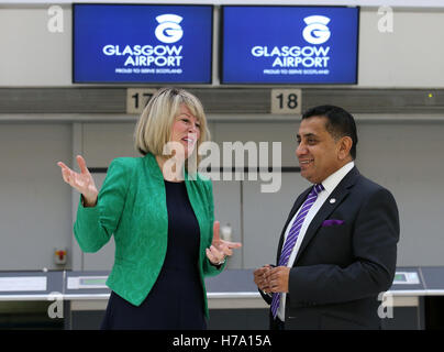 Luftfahrt Minister Herrn Ahmad bei einem Besuch in Glasgow Flughafen wo er traf des Flughafens Vorstandschef Amanda McMillan (links) und erläutert die Vorteile der Erweiterung kündigte gestern des Flughafens Heathrow mit dem geplanten Bau einer dritten Start-und Landebahn. Stockfoto