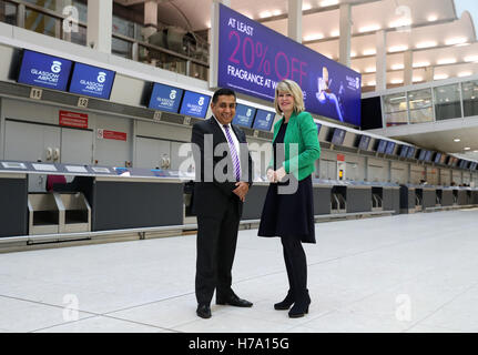 Luftfahrt Minister Herrn Ahmad bei einem Besuch in Glasgow Flughafen wo er traf des Flughafens Vorstandschef Amanda McMillan (links) und erläutert die Vorteile der Erweiterung kündigte gestern des Flughafens Heathrow mit dem geplanten Bau einer dritten Start-und Landebahn. Stockfoto