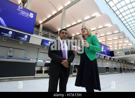 Luftfahrt Minister Herrn Ahmad bei einem Besuch in Glasgow Flughafen wo er traf des Flughafens Vorstandschef Amanda McMillan (links) und erläutert die Vorteile der Erweiterung kündigte gestern des Flughafens Heathrow mit dem geplanten Bau einer dritten Start-und Landebahn. Stockfoto