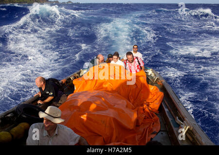 Pitcairn, Söhne von Meuterern! -07/06/2012 - Pitcairn / Pitcairn - raue Wetter während des zweiten Claymore aussteigen Ankunft auf Pitcairn Insel - Olivier Goujon / Le Pictorium Stockfoto