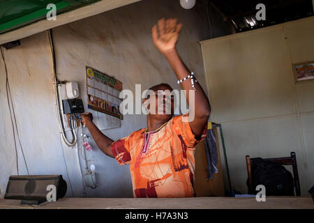 Ländliche Elektrifizierung und Solarenergie in Afrika südlich der Sahara. -09/03/2016--Badara, Burkina Faso 9. März 2016. MME Traore, Koordinator und verantwortlich für das Büro in Bedere.   -Nicolas Remene / Le Pictorium Stockfoto