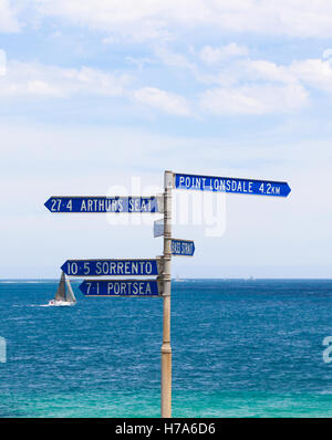 Gerichtete Wegweiser bei St. Leonard Beach, Australien an der Port Phillip Bay. Arthurs Seat, Sorrento, Portsea, Point Lonsdale. Stockfoto