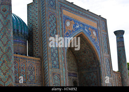 Shir Dor Madrassa, 17. Jahrhundert, Registan Quadrat von Samarkand, Samarquand, Seidenstraße, Usbekistan, Zentralasien Stockfoto