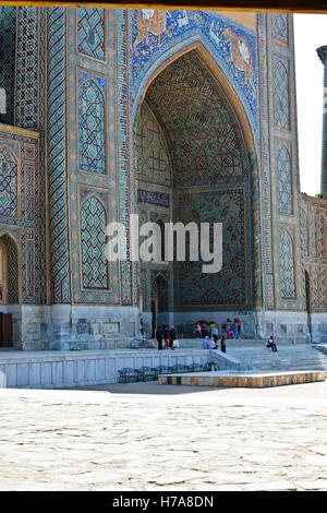 Shir Dor Madrassa, 17. Jahrhundert, Registan Quadrat von Samarkand, Samarquand, Seidenstraße, Usbekistan, Zentralasien Stockfoto