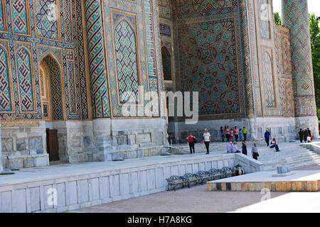 Shir Dor Madrassa, 17. Jahrhundert, Registan Quadrat von Samarkand, Samarquand, Seidenstraße, Usbekistan, Zentralasien Stockfoto