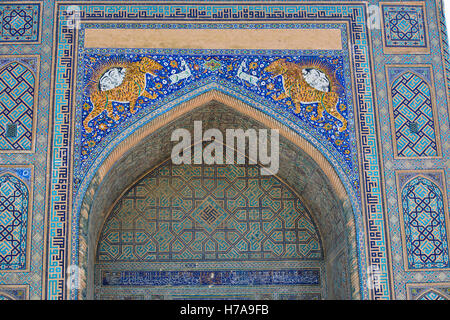 Shir Dor Madrassa, 17. Jahrhundert, Registan Quadrat von Samarkand, Samarquand, Seidenstraße, Usbekistan, Zentralasien Stockfoto