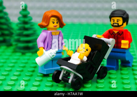 Tambow, Russische Föderation - 21. September 2016 Lego-Familie im Park. Lego-Familie - Vater, Mutter und Baby im Kinderwagen. Stockfoto