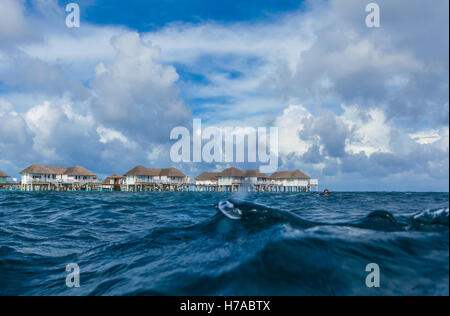 Insel mit Beach Resort Bungalows schoss aus dem Wasser, Malediven Stockfoto