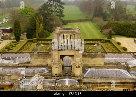 Glockenturm und Parterre-Gartens bei Blenheim Palace, Oxfordshire, England, UK mit Besucher-Parkplatz Stockfoto