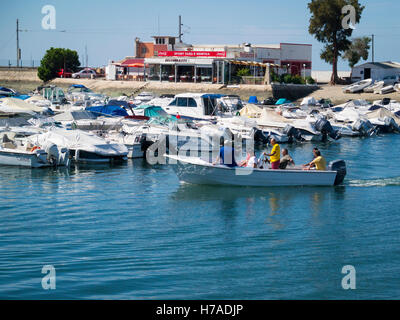 Portugal Algarve 4. C BC alte alte Stadt Port Faro Marina Freude Freizeit macht Boote Außenborder Motoren Leute im Boot Stockfoto