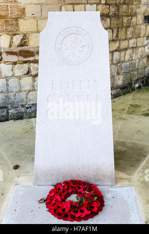 Grab und Gedenkstätte im Morgengrauen Märtyrer Krankenschwester Edith Cavell mit Mohn Kranz, der Kathedrale von Norwich, Norwich, Norfolk, East Anglia, Eastern England gedreht Stockfoto