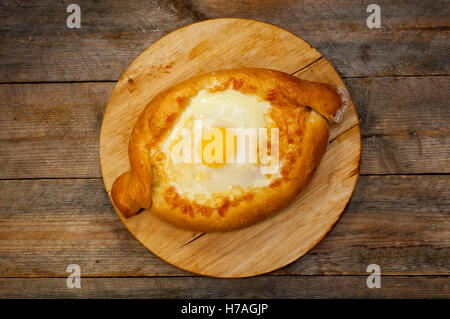 Adscharien Khachapuri Brot, Käse und Ei Stockfoto