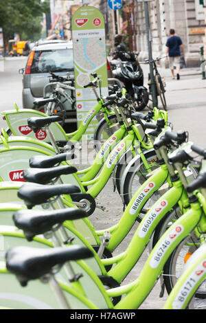 Fahrräder zu mieten von der Öffentlichkeit an der Andrassy Avenue. Stockfoto
