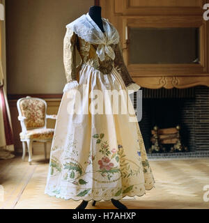 Blumenmuster auf Rock des historischen Nachbau Papier Kleid von Isabelle de Borchgrave Stockfoto