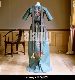 Blau und grau Abendkleid mit Blumenmuster auf historische Replik Papier Kleid von Isabelle de Borchgrave Stockfoto