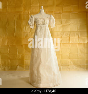 Viktorianischen Stil historischer Nachbau Papier Kleid mit hohem Bund von Isabelle de Borchgrave Stockfoto