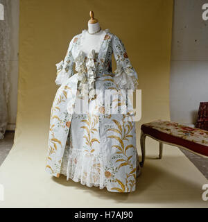 19. Jahrhundert Krinoline historische Replik Papier Kleid im Stil von Isabelle de Borchgrave Stockfoto